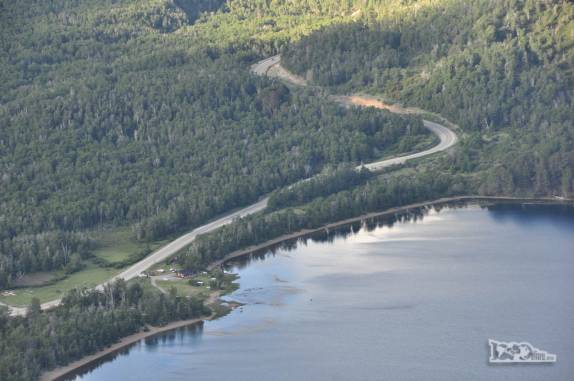 Ainda dscendo o Cerro Falkner, visão do nosso camping em frente ao lago, no Parque Lanin, na região de San Martín de Los Andes, na Argentina